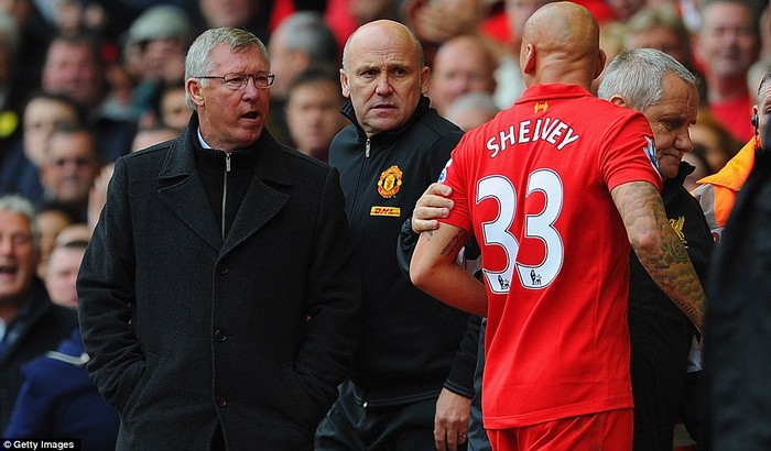 Jonjo Shelvey to tiếng với Sir Alex Ferguson sau khi phải nhận thẻ đỏ trong trận derby Đỏ tại Anfield tháng 9/2012.